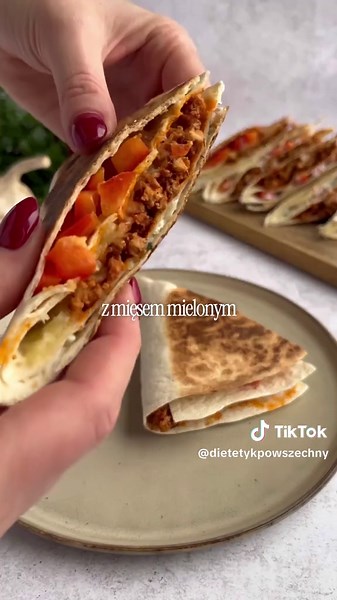 Zapiekana tortilla z mięsem mielonym i serem 😋 🔥 Ten i więcej smacznych i zdrowych przepisów znajdziesz w diecie indywidualnej dostępnej na dietetykpowszechny.pl 🔥 Składniki (1 porcja): ✅5 g oleju rzepakowego ✅15 g koncentratu pomidorowego ✅100 g mięsa mielonego z indyka ✅50 g jogurtu greckiego ✅ząbek czosnku ✅liście pietruszki ✅60 g tortilli ✅25 g mozzarelli tartej ✅40 g papryki czerwonej Na patelni rozgrzej olej, podsmaż mięso, dodaj koncentrat i przyprawy - paprykę słodką, czosnek, sól, pi