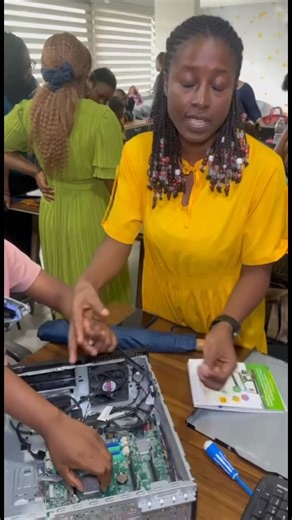 Passer de “je ne sais pas comment ça marche” à “je peux l’expliquer” est un vrai changement d’état d’esprit. Les participantes ressortent fières d’elles-mêmes : 👉 elles ont compris le rôle de chaque composant, 👉 elles ont manipulé sans crainte, 👉 elles ont réussi à démonter et remonter un ordinateur fonctionnel. Ce processus transforme leur rapport à la technologie. Ce qui paraissait mystérieux et inaccessible devient familier et logique. Cette progression développe une nouvelle posture : ose