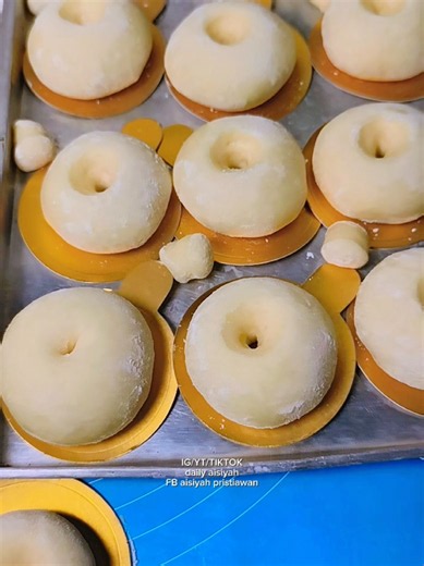 RESEP DONAT GEMBUL Bahan: 250 gr tepung terigu ( 200 gr pro tinggi 50 gr pro sedang ) 40 gr gulpas 1 sdt ragi instan 15 gr susu bubuk 1 btr telur 90 ml air dingin/air es 30 gr margarin 1/2 sdt sp Sejumput garam Note: - profing 60 menit di tutup kain - biarkan terbuka 10-15 sebelum di goreng - dough 24 gr 1 resep jadi 25 pcs #creatorsearchinsights #resepdonat #reseptiktok #donatempuk #idejualan