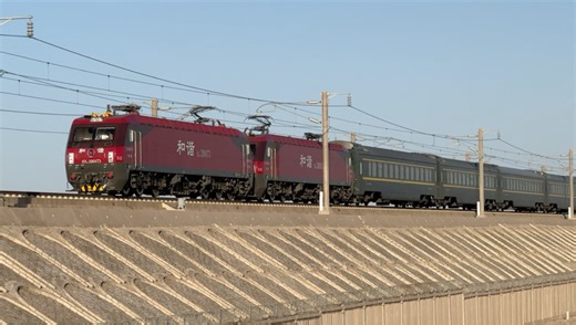 在兰新客专见到了曾经济局的3D，双机Z373车速150km/h