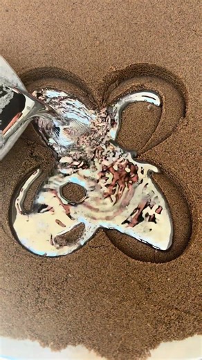 The design of the four-leaf mercury necklace