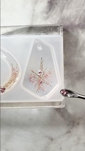 【ダイソー】イヤリングモールドでアクセサリー作るよ〜春が待ち遠しい🌸#レジン #レジン作り方 #ハンドメイド #レジンハンドメイド #レジンアクセサリー #resin #resinart #diy