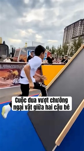Cuộc đua vượt chướng ngại vật giữa hai cậu bé #shorts