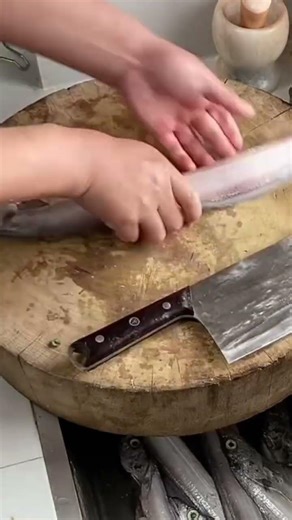This is how to clean fish easily using a sharp knife to process it into a delicious dish