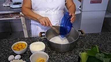 Cozinheira ensina como fazer bolo manuê, em Jataí