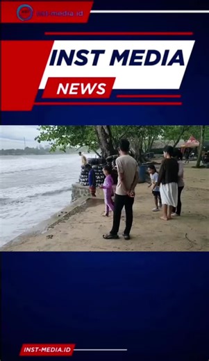 Cuaca Buruk dan Ombak Tinggi di Pantai Carita