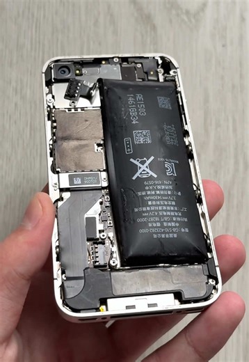 iPhone 4S Battery Repair: Dealing with Swollen Batteries