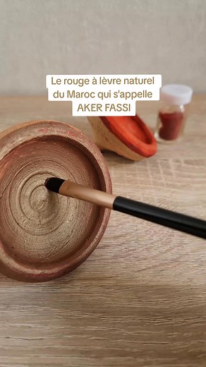maquillage naturel de l'artisanat marocain, le aker fassi est un rouge à lèvres et fard à joues, à la poudre de coquelicots et de grenades selon les modèles originaire de Fes. Tu peux le commander sur mon site en bio : lapetitevegane.fr #akerfassi #rougealevre #artisanatmarocain #routinebeaute #maquillagenaturel | La Petite Vegane