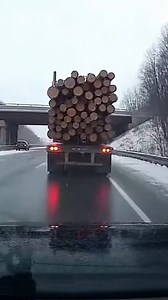 Logging Truck Hits Bridge, Triggers Pileup Syracuse, New York — November 18, 2025 A routine haul turned into a dangerous highway emergency on Monday morning when a logging truck, seemingly carrying an oversized load, struck the underside of a concrete overpass. The impact was caught on a dashcam, showing the top layer of massive logs being sheared off instantly as the trailer passed beneath the low-clearance bridge on a slick, snow-dusted highway. The video captures the terrifying moments that f