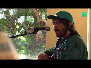 Calcutta canta "Pesto" in autogrill a Fiano Romano