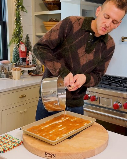 PRINT the recipe: https://www.wyseguide.com/easy-saltine-toffee/ While English toffee is super delicious, it can have some variables that prevent it from being foolproof. But this saltine toffee recipe is super easy and made with only six ingredients. You’re going to love making this for the holidays! INGREDIENTS - saltine crackers to cover pan - 16 tbsp unsalted butter - 1 cup light brown sugar - 2 cups semi-sweet chocolate chips - 1 ½ cups chopped toasted pecans (optional) - kosher salt to tas