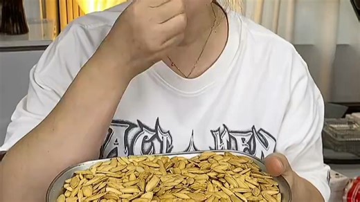 椒盐风味南瓜子，香脆可口，果仁饱满，滋味浓郁。精选优质南瓜子，低脂健康，适合追剧、办公零食，满足嘴馋又怕胖的你。