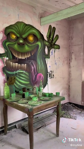 Wir erkundeten den spanischen Lost Place mit den unglaublichen Graffitis von #davidl_bcn @Jerryously #lostplace #graffiti #urbex #jerryously #spain