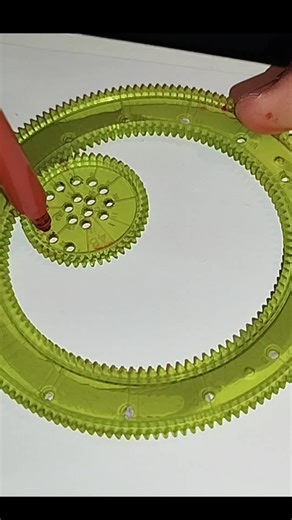 فن تشكيل الأشكال باستخدام السبيروغراف