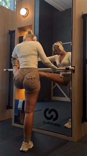 Don’t underestimate the power of a proper stretching routine. Increased flexibility and ultimately a better range of motion 🤌🏼 (guys too!!) #flexibility #explore #stretchingtips | Simone Christensen