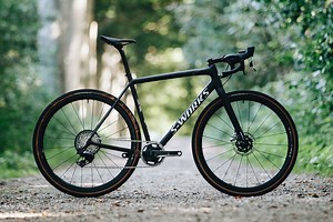All-new Specialized Crux goes full gas on gravel racing w/ 725g frame & big tires