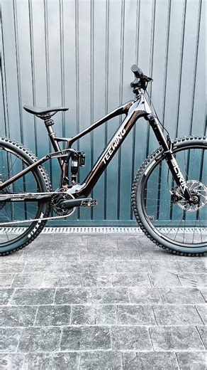 Volabike on Instagram: "La Teewing Turbo Force Pro tiene todo lo que necesitas para pulverizar tus tiempos en las bajadas . Motor Avinox con hasta 120 Nm ,800 Wh de batería y pico de 1000 Watts de potencia. Suspensiones Rockshox Ultimate ,Tija Reverb AXS 2026 , transmisión electrónica Sram GX y frenos Sram Maven Silver. Pasate a verla 🧐. Para más información escríbenos al 722 38 66 52 . #teewingebikes #avinox #emtb"