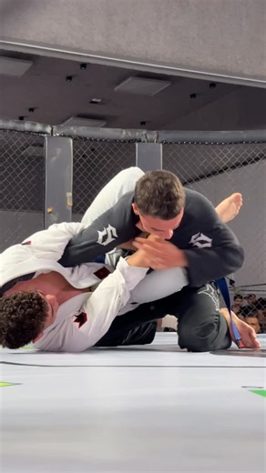 Evolution fight night on Instagram: "ESTRANGULOU!!! A Ribeiro Jiu-Jítsu mostrou sua técnica apurada com Gustavo Lorenzoni, campeão da segunda luta da noite do Evolution Fight Night."