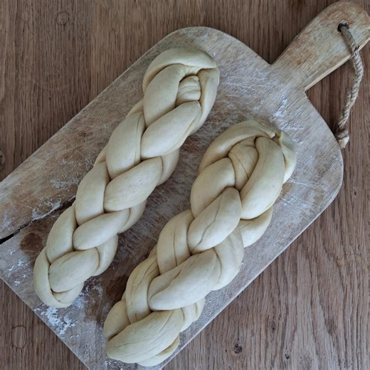 Brood - Zopf - volgens een recept recht uit Zwitserland, via de moeder van de moeder van mijn nonkel — ja, dat is generaties broodliefde! Oeroud, oerdegelijk en zó lekker… Het moet niet altijd Belgisch zijn. 🇨🇭 #brood #broodbakken #bread #breadmaking #breadbaking #broodbakken #dowhatmakesyouhappy #trustthejourney #positivevibes #winter #ecologisch #herfstgevoel #natuurlijkleven #boerderijleven #lovewhatyoudo #bedandbreakfast | Zee-van-Tijd