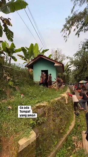 Di kejar kuda lumping 😂 #vidio #viral #fyp #trending #sorotan | Dira Dira