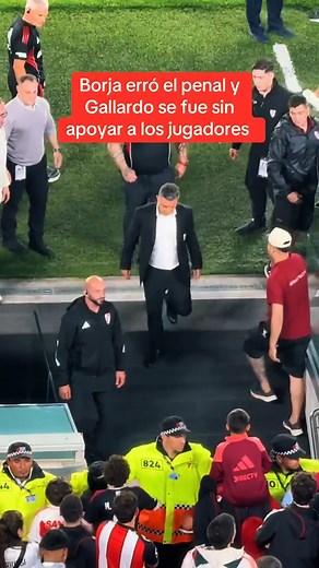 136K views · 1.4K reactions |  Gallardo se va al vestuario tras el penal errado de borja El Monumental quedó en silencio después del penal fallado de Borja. Gallardo se fue directo al vestuario y las cámaras lo captaron todo  #gallardo #borja #river #futbolargentino #reels | Futbol Flash FC | Facebook