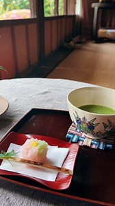 想在歷史古寺中品茗🍵，度過一段靜謐時光嗎？ 那麼，不妨造訪以「日本最初的座唐寺」為人所知的長崎「興福寺」。 這座歷史悠久的佛寺與黃檗宗開山祖師——隱元禪師淵源深厚，與崇福寺及福濟寺合稱為「長崎三福寺」。 穿過被指定為縣有形文化財的紅色山門，映入眼簾的是幽靜莊嚴的寺院空間。 在庫裡內可體驗茶席，一邊啜飲抹茶，搭配精緻生菓子，一邊眺望庭園中的「黃檗池」，讓身心沉浸於恬靜之中。 無論是日式庭園迷、茶道愛好者，還是想避開喧囂的你，#興福寺 絕對值得一訪！😌 🌐HP：http://kofukuji.com/ #日本 #九州 #長崎 #日本旅行 #九州旅行 ＃長崎旅行 #興福寺 #寺院巡迴 #日式庭園 #抹茶 #discovernagasaki #visitjapan #visitkyushu #visitnagasaki #japantrip #kyushutrip #nagasakitrip | 發現長崎-Discover Nagasaki