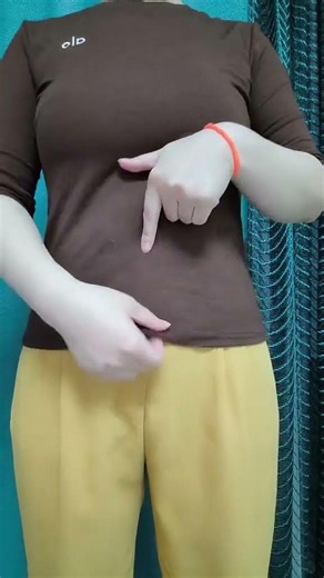 The knot fashionistas use to look instantly put-together #fashionstyle #hack #shorts