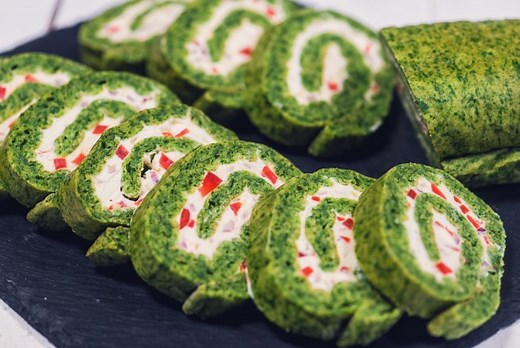 Reteta de aperitiv festiv, rulada de spanac cu crema de branza