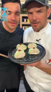 GURKEN-SUSHI 🧂ZUTATEN (für ca. 10 Röllchen) • 1 Salatgurke (mit der Mandoline dünn gehobelt) • 100 g Frischkäse • 2 Dosen Thunfisch im eigenen Saft • 1 kleine rote Zwiebel (fein gewürfelt) • 1 EL Senf • 5 EL Mayonnaise • ½ Avocado (in Streifen geschnitten) • HENSSLERS Gewürzsalz • HENSSLERS Pfeffermix 🍽 ZUBEREITUNG 1️⃣ Gurke mit der Mandoline in dünne Scheiben hobeln. Leicht überlappend auf Küchenpapier auslegen. 2️⃣ Rote Zwiebel schälen und fein würfeln. Avocado in Streifen schneiden. 3️⃣ Thu
