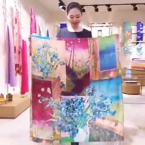 3.2M views · 19K reactions | ¿Cómo llevas tu bufanda? ¿Sabes que una bufanda sencilla se puede utilizar de varias formas? Esta china te enseña los increíbles usos de esta bufanda mágica. | CGTN en Español | Facebook