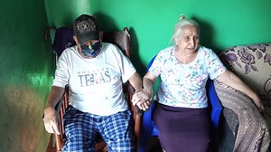 34K views · 985 reactions | Como el mar es esta relación entre Doña María y Juan, relación que ha tenido un comienzo, pero no un final, y quienes han cumplido la promesa que un día se hicieron en el altar, “hasta que la muerte los separe”. Más de 60 años llevan juntos y las experiencias y vivencias, jamás se borrarán de sus recuerdos, un vivo ejemplo, que el verdadero amor si existe. | Código 21 | Facebook