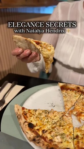🍕😱 You definitely didn’t know this! Do you know how to eat pizza correctly according to etiquette? Get ready — this will change everything you thought about good manners. According to modern etiquette: ❌ Pizza is NOT eaten with a knife and fork. Yes, forget the cutlery — it’s actually considered a mistake. ✔️ You eat it with your hands. And before lifting your slice, you should fold it slightly into a soft triangle so the toppings don’t fall off and the slice keeps its shape. And here’s the pa