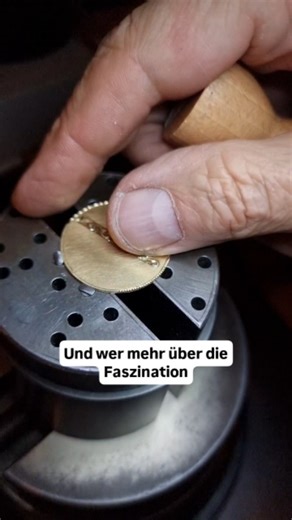 Anfertigung einer Perlierung an einem Übungsblech aus Messing. Mit einem Korneisen werden die Kugeln für den Millegriff-Rand geformt #millgrain #handgravur #gravierkurs #kroatienurlaub #reisenundlernen | Bernd Alexander Mansholt