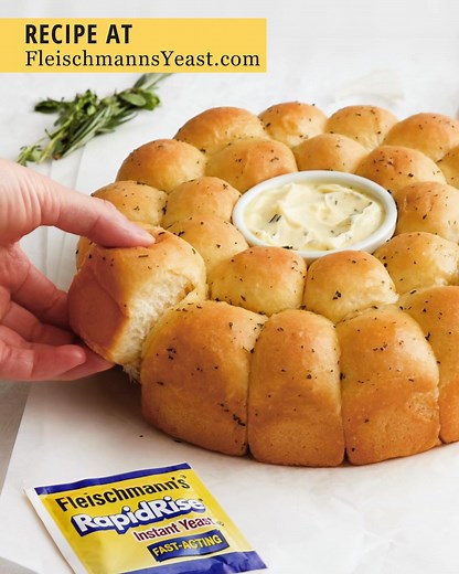 You’ll love this easy-to-make Garlic & Herb Pull-Apart Bread recipe—great for any occasion! | Fleischmann's Yeast