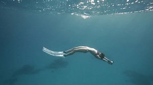 Beautiful Young Woman Sinking Into Abyss 库存影片视频（100% 免版税）1103412327 | Shutterstock