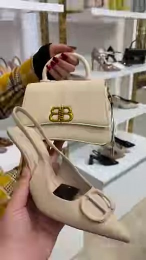 1.8M views · 5.4K reactions | Une promooo hballl 4200da❌️❌️ 3800❌️❌️ 1900 da seulement ✅️  Disponibles sur la 1ème boutique Oran akid lotfi la rue dubai La livraison est disponible vous pouvez commander sur le site www.Amanidz.com  . . . #shopping #shopping #fashion #shoes #oran #summer #marketing #bag #mode #instagram #promo #dz #algeria | Selsabil Shop 1 | Facebook