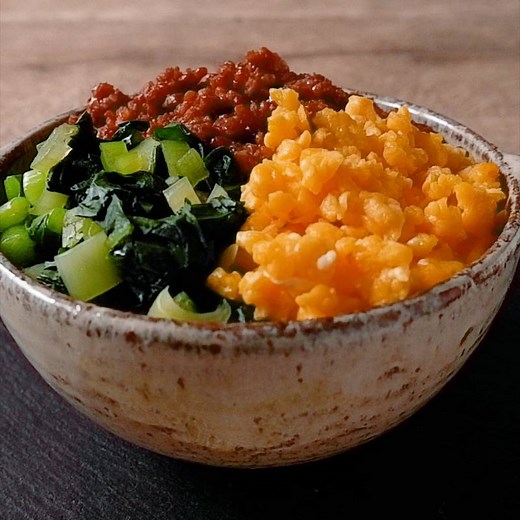 彩り鮮やか 小松菜とそぼろの三色丼 作り方・レシピ | クラシル