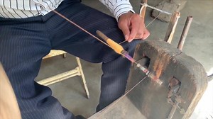 Haciendo canillas de bolillo para tejer en telar de chicote. Conoce nuestros productos en Rebozo Mexiquense | Rebozos Tenancingo