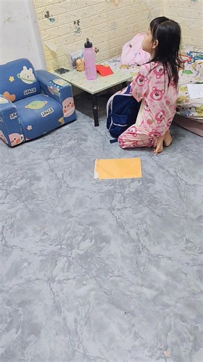 已经2个星期了， 从一开始， 我说什么节，她拿课本， 到 她自己去看课程表，我拿书 到现在的自己会到完了 我终于可以收工了😂😂😂 她整理好了，我没有检查😂😂带对带错她自己的问题了😂😂😂 #日常生活 ＃fblifestyle ＃7岁 | Mi Yu