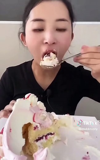 Cake 🎂🍰 #cake #baking #mukbang #mukbangs #good #eating #tasty #asmr #korean #delicious #frosting #happybirthday