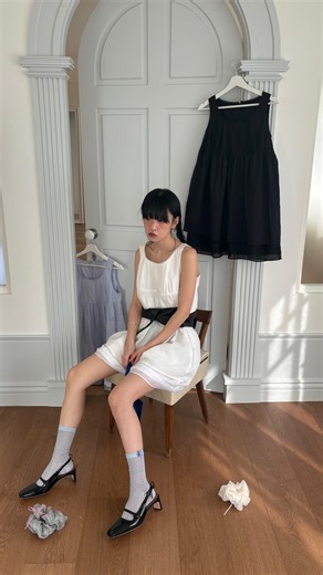 @hanzyinxx on Instagram: "How to enjoy 클로르 @clor_official new dress 👗 락피쉬웨더웨어에서 새로 나온, 론칭한지 일주일 째된 클로르의 사랑스러운 원피스! 저만의…사랑스러운 😗 아웃핏으로 소개합니다. 몇 번째가 좋아요? (단순 궁금) 가볍고 시원한 코튼 소재에 레이스 트리밍과 밑단의 레이어드 배색까지... 자고로 이런 디테일엔 기장이 MINI여야 그 러블리함이 두 배로 전해지거든요. 사실은 한 컬러만 골라야 하는데... 세 컬러 다 예뻐서 전부 소개해 드리게 된 비하인드가 있는 만큼... 다 예쁘지 아니합니까... 오늘도 저는 클로르 덕에 봄을 입습니다 🎶 #광고 #클로르 #clor #락피쉬웨더웨어 #rockfishweatherwear"