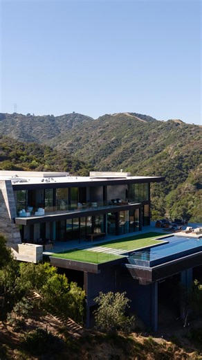 Imagine waking up to views like these! At $23,500,000, this Landry Design Group estate isn’t just a home; it’s an experience. We’re still obsessing over the 18-foot marble island and that incredible sculptural staircase. It’s the perfect blend of modern lines and warm, inviting luxury. Sold with @cindyambuehl. Full tour is available on The Luxury Home Show YouTube channel. | The Luxury Home Show