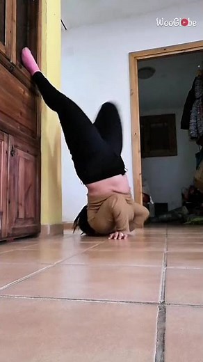 Handstand Fail: Tipsy Woman's Hilarious Attempt Goes Viral || WooGlobe