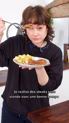 La recette 👇: ✨ Pour 4 steaks végétaux ✨Recette simplifiée, pour voir l’originale rdv sur mon blog 1 oignon2 càs huile d’olive100 g protéines de soja texturées moyennes350 ml eau bouillante1 càc miso brun3 càs tamari1 càc ail semoule2 càs levure maltée1 càc vinaigre de cidreÉpices : 1 càc de paprika et 1/4 càc de coriandre moulue et 1 càc origan ou thym60 g flocons d’avoine60 g graines de tournesol2 càs levure maltée200 g haricots rouges cuits2 càc concentré de tomatesHacher l’oignon. Le faire 