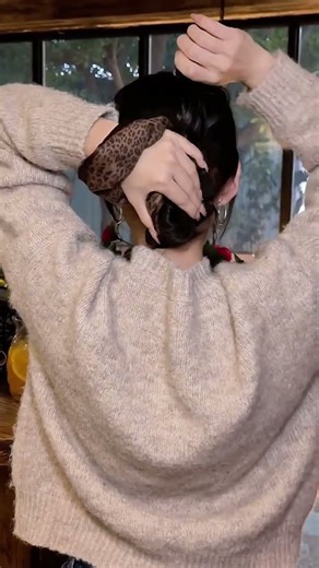 Leopard print lovers! Hair tie hairstyle tutorial "Tie up your hair" leopard print low bun hairstyle