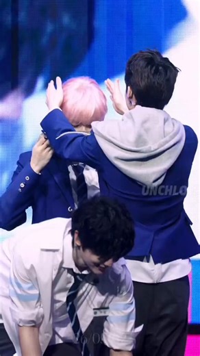 260502 graduation trip in seoul day 2#HYUNJUN #현준 #SMTR25charlie helping hyunjun fix his hair after removing the cat ear clips… that's his bestie 🥺(https://t.co/wcmeUcDvu9)