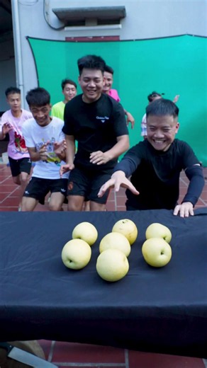 Trò Chơi Chọn Quả Lê Ép Nhiều Nước Nhất Cười Toác Mồm#hungvlog | Funny Video
