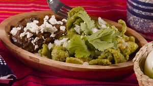 ¡Ni para que te cuento como queda este chicharón en salsa verde! 👌👌 Mejor preparalo y me cuentas como te queda 😉 ¡Aquí te dejo la receta! 🟢Ingredientes: 200 gramos de chicharrón 1/4 cebollas 1/2 kilos de tomate verde 2 chiles serranos 1/2 tazas de cilantro fresco 1 1/2 tazas de agua Sal 2 cucharadas de Manteca Primor 🟢Preparación: 🟢Licúa los tomatillos con la cebolla, el chile, el cilantro, el agua y la sal. 🟢Fríe esta salsa en Manteca Primor por unos 5 minutos y agrega el chicharrón cort