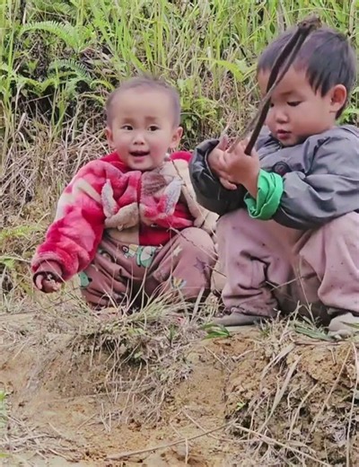 Lost in the Wild: A Baby's Emotional Journey to Find Her Mother 😭❤️