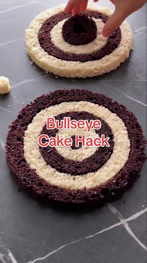 This sweet cake hack just changed the game 😳 🎥: @gulnarafedorova (via IG) #cake #hack #kitchenhack